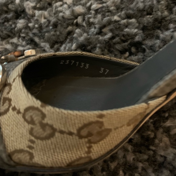 ❌SOLD❌Gucci Logo & Horsebit Grey Slip On Heels - Picture 4 of 8